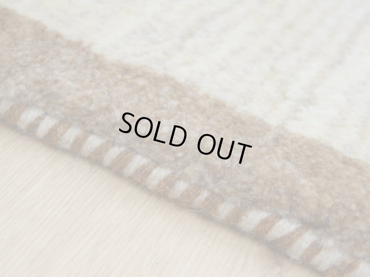 画像6: 新品 ペルシャ ギャッベ No.2516 - 44 × 45 cm 座布団 クッションサイズ ラグ チェアマット 肉厚 天然 ウール ギャベ 手織り ロルバフト ハンドメイド ラグ 絨毯 カーペット 生命の樹 女の子 動物 柄 生成り クリーム ベージュ 白 ホワイト系 原毛系 n-2516-044045s320a030 (6)