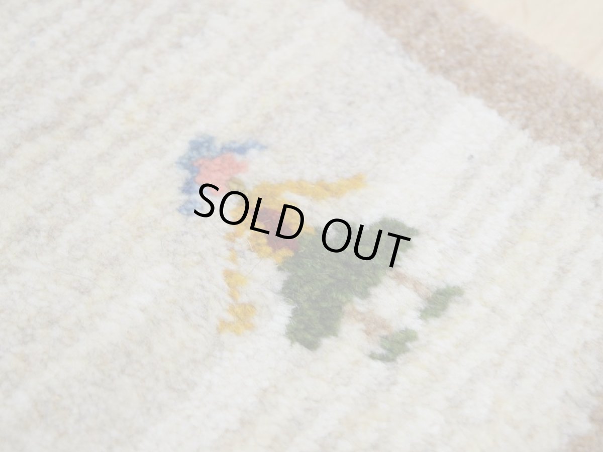 画像4: 新品 ペルシャ ギャッベ No.2516 - 44 × 45 cm 座布団 クッションサイズ ラグ チェアマット 肉厚 天然 ウール ギャベ 手織り ロルバフト ハンドメイド ラグ 絨毯 カーペット 生命の樹 女の子 動物 柄 生成り クリーム ベージュ 白 ホワイト系 原毛系 n-2516-044045s320a030 (4)