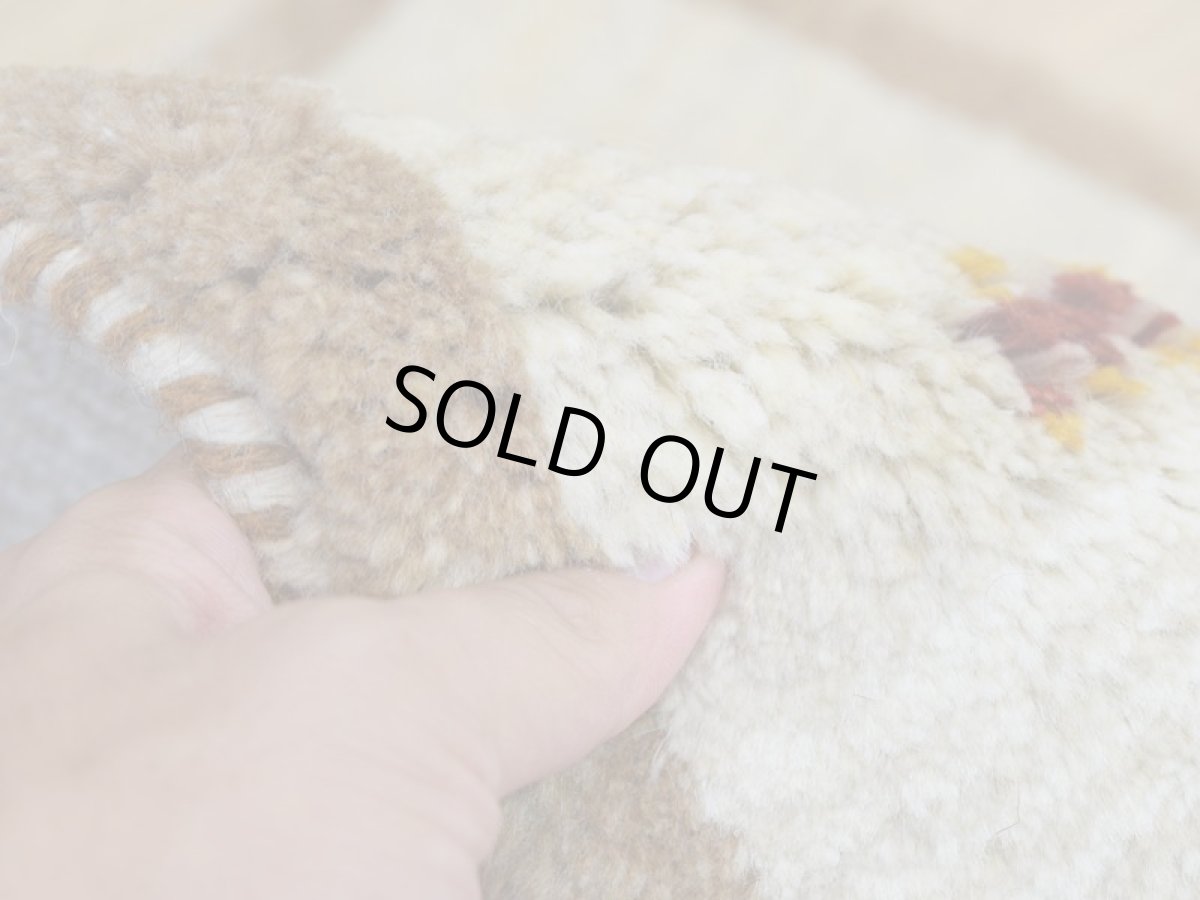 画像9: 新品 ペルシャ ギャッベ No.2516 - 44 × 45 cm 座布団 クッションサイズ ラグ チェアマット 肉厚 天然 ウール ギャベ 手織り ロルバフト ハンドメイド ラグ 絨毯 カーペット 生命の樹 女の子 動物 柄 生成り クリーム ベージュ 白 ホワイト系 原毛系 n-2516-044045s320a030 (9)