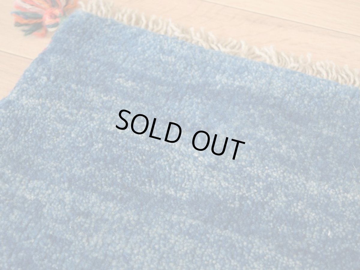 画像2: 新品 ペルシャ ギャッベ No.2504 - 40 × 41 cm 座布団 クッションサイズ ラグ チェアマット 肉厚 天然 ウール ギャベ 手織り ロルバフト ハンドメイド ラグ 絨毯 カーペット 無地 プレーン シンプルデザイン 青 ブルー 藍 インディゴブルー n-2504-040041s320a030 (2)