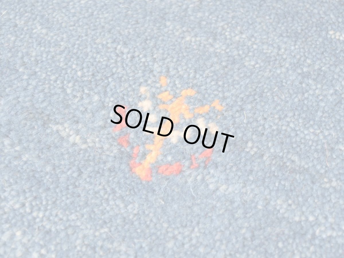 画像11: 新品 ペルシャ ギャッベ No.2503 - 42 × 43 cm 座布団 クッションサイズ ラグ チェアマット 肉厚 天然 ウール ギャベ 手織り ロルバフト ハンドメイド ラグ 絨毯 カーペット 生命の樹 動物 柄 青 ブルー 藍 インディゴブルー  n-2503-042043s320a030 (11)