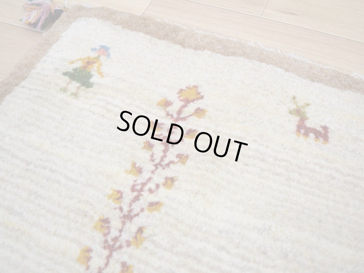 画像2: 新品 ペルシャ ギャッベ No.2516 - 44 × 45 cm 座布団 クッションサイズ ラグ チェアマット 肉厚 天然 ウール ギャベ 手織り ロルバフト ハンドメイド ラグ 絨毯 カーペット 生命の樹 女の子 動物 柄 生成り クリーム ベージュ 白 ホワイト系 原毛系 n-2516-044045s320a030 (2)