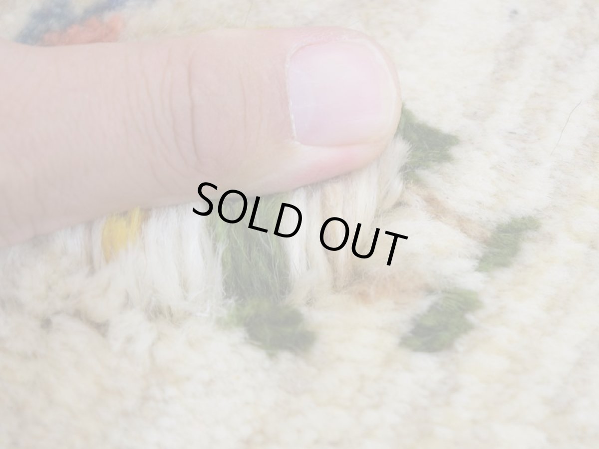 画像5: 新品 ペルシャ ギャッベ No.2516 - 44 × 45 cm 座布団 クッションサイズ ラグ チェアマット 肉厚 天然 ウール ギャベ 手織り ロルバフト ハンドメイド ラグ 絨毯 カーペット 生命の樹 女の子 動物 柄 生成り クリーム ベージュ 白 ホワイト系 原毛系 n-2516-044045s320a030 (5)