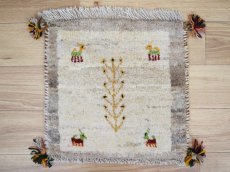 画像1: 新品 ペルシャ ギャッベ No.2498 - 40 × 42 cm 座布団 クッションサイズ ラグ チェアマット 肉厚 天然 ウール ギャベ 手織り ロルバフト ハンドメイド ラグ 絨毯 カーペット 生命の樹 動物 柄 生成り クリーム ベージュ 白 ホワイト系 原毛系 n-2498-040042s320a030 (1)