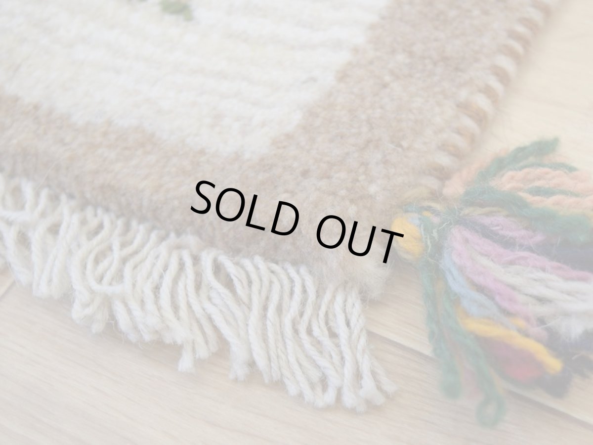 画像8: 新品 ペルシャ ギャッベ No.2516 - 44 × 45 cm 座布団 クッションサイズ ラグ チェアマット 肉厚 天然 ウール ギャベ 手織り ロルバフト ハンドメイド ラグ 絨毯 カーペット 生命の樹 女の子 動物 柄 生成り クリーム ベージュ 白 ホワイト系 原毛系 n-2516-044045s320a030 (8)