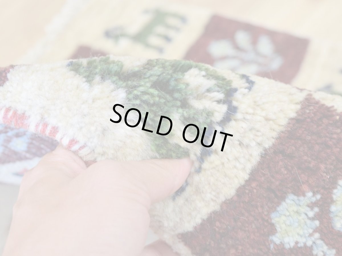 画像9: 新品 ペルシャ ギャッベ No.2521 - 48 × 46 cm 座布団 クッションサイズ ラグ チェアマット 肉厚 天然 ウール ギャベ 手織り ロルバフト ハンドメイド ラグ 絨毯 カーペット 生命の樹 動物 柄 生成り クリーム ベージュ 白 ホワイト系 原毛系 エンジ ブロックチェック パネルデザイン  n-2521-048046s320a030 (9)