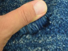 画像3: 新品 ペルシャ ギャッベ No.2506 - 41 × 41 cm 座布団 クッションサイズ ラグ チェアマット 肉厚 天然 ウール ギャベ 手織り ロルバフト ハンドメイド ラグ 絨毯 カーペット 無地 プレーン シンプルデザイン 青 ブルー 藍 インディゴブルー n-2506-041041s320a030 (3)