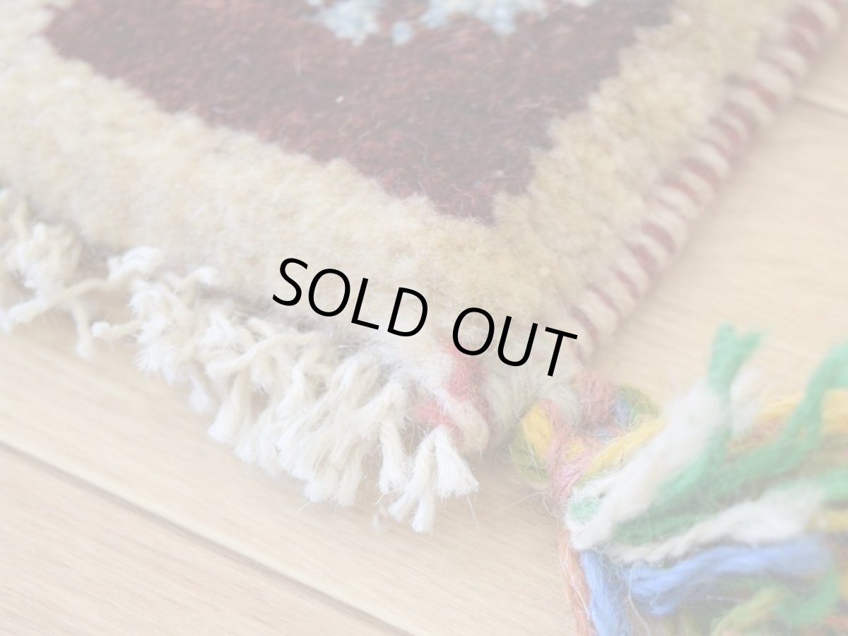 画像8: 新品 ペルシャ ギャッベ No.2521 - 48 × 46 cm 座布団 クッションサイズ ラグ チェアマット 肉厚 天然 ウール ギャベ 手織り ロルバフト ハンドメイド ラグ 絨毯 カーペット 生命の樹 動物 柄 生成り クリーム ベージュ 白 ホワイト系 原毛系 エンジ ブロックチェック パネルデザイン  n-2521-048046s320a030 (8)