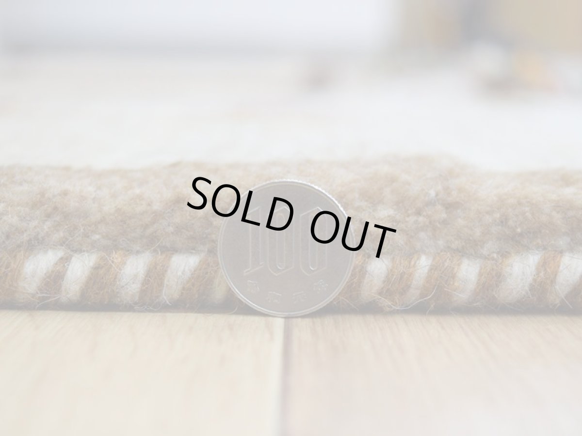 画像11: 新品 ペルシャ ギャッベ No.2516 - 44 × 45 cm 座布団 クッションサイズ ラグ チェアマット 肉厚 天然 ウール ギャベ 手織り ロルバフト ハンドメイド ラグ 絨毯 カーペット 生命の樹 女の子 動物 柄 生成り クリーム ベージュ 白 ホワイト系 原毛系 n-2516-044045s320a030 (11)