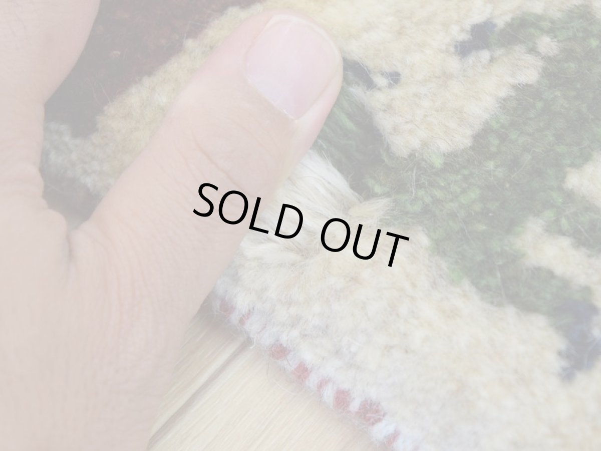 画像7: 新品 ペルシャ ギャッベ No.2521 - 48 × 46 cm 座布団 クッションサイズ ラグ チェアマット 肉厚 天然 ウール ギャベ 手織り ロルバフト ハンドメイド ラグ 絨毯 カーペット 生命の樹 動物 柄 生成り クリーム ベージュ 白 ホワイト系 原毛系 エンジ ブロックチェック パネルデザイン  n-2521-048046s320a030 (7)