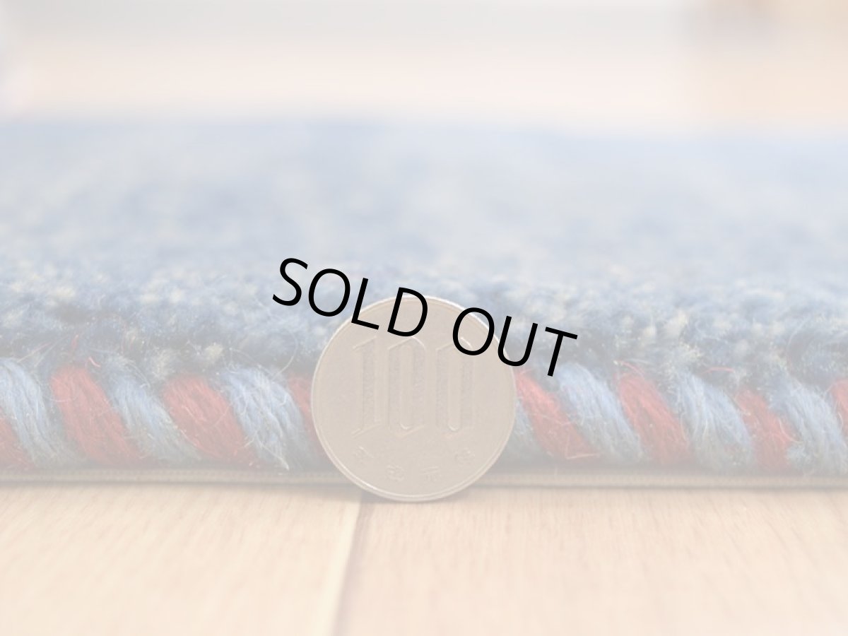 画像9: 新品 ペルシャ ギャッベ No.2504 - 40 × 41 cm 座布団 クッションサイズ ラグ チェアマット 肉厚 天然 ウール ギャベ 手織り ロルバフト ハンドメイド ラグ 絨毯 カーペット 無地 プレーン シンプルデザイン 青 ブルー 藍 インディゴブルー n-2504-040041s320a030 (9)