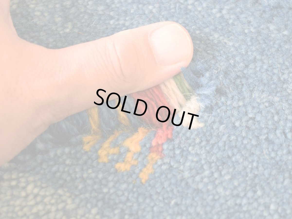 画像4: 新品 ペルシャ ギャッベ No.2503 - 42 × 43 cm 座布団 クッションサイズ ラグ チェアマット 肉厚 天然 ウール ギャベ 手織り ロルバフト ハンドメイド ラグ 絨毯 カーペット 生命の樹 動物 柄 青 ブルー 藍 インディゴブルー  n-2503-042043s320a030 (4)