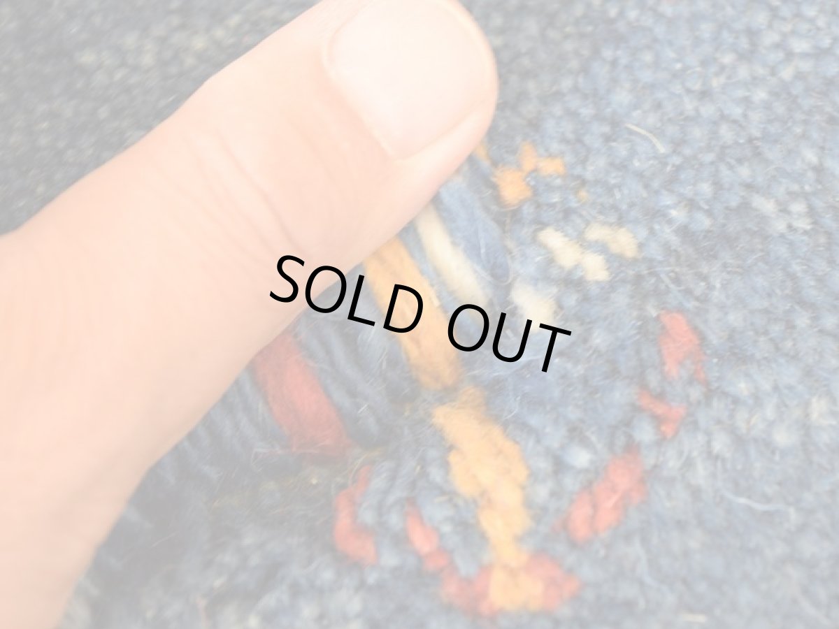 画像12: 新品 ペルシャ ギャッベ No.2503 - 42 × 43 cm 座布団 クッションサイズ ラグ チェアマット 肉厚 天然 ウール ギャベ 手織り ロルバフト ハンドメイド ラグ 絨毯 カーペット 生命の樹 動物 柄 青 ブルー 藍 インディゴブルー  n-2503-042043s320a030 (12)