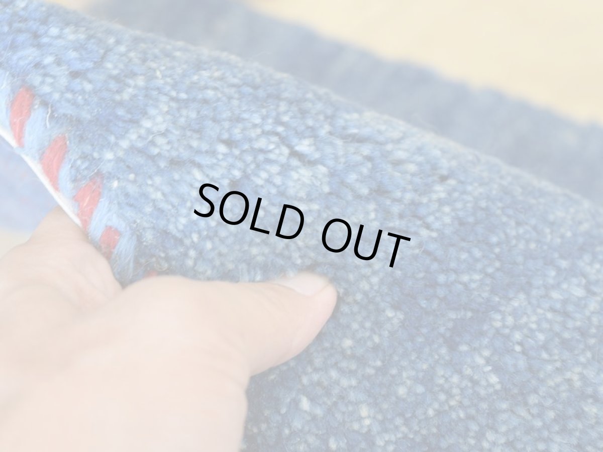 画像7: 新品 ペルシャ ギャッベ No.2506 - 41 × 41 cm 座布団 クッションサイズ ラグ チェアマット 肉厚 天然 ウール ギャベ 手織り ロルバフト ハンドメイド ラグ 絨毯 カーペット 無地 プレーン シンプルデザイン 青 ブルー 藍 インディゴブルー n-2506-041041s320a030 (7)