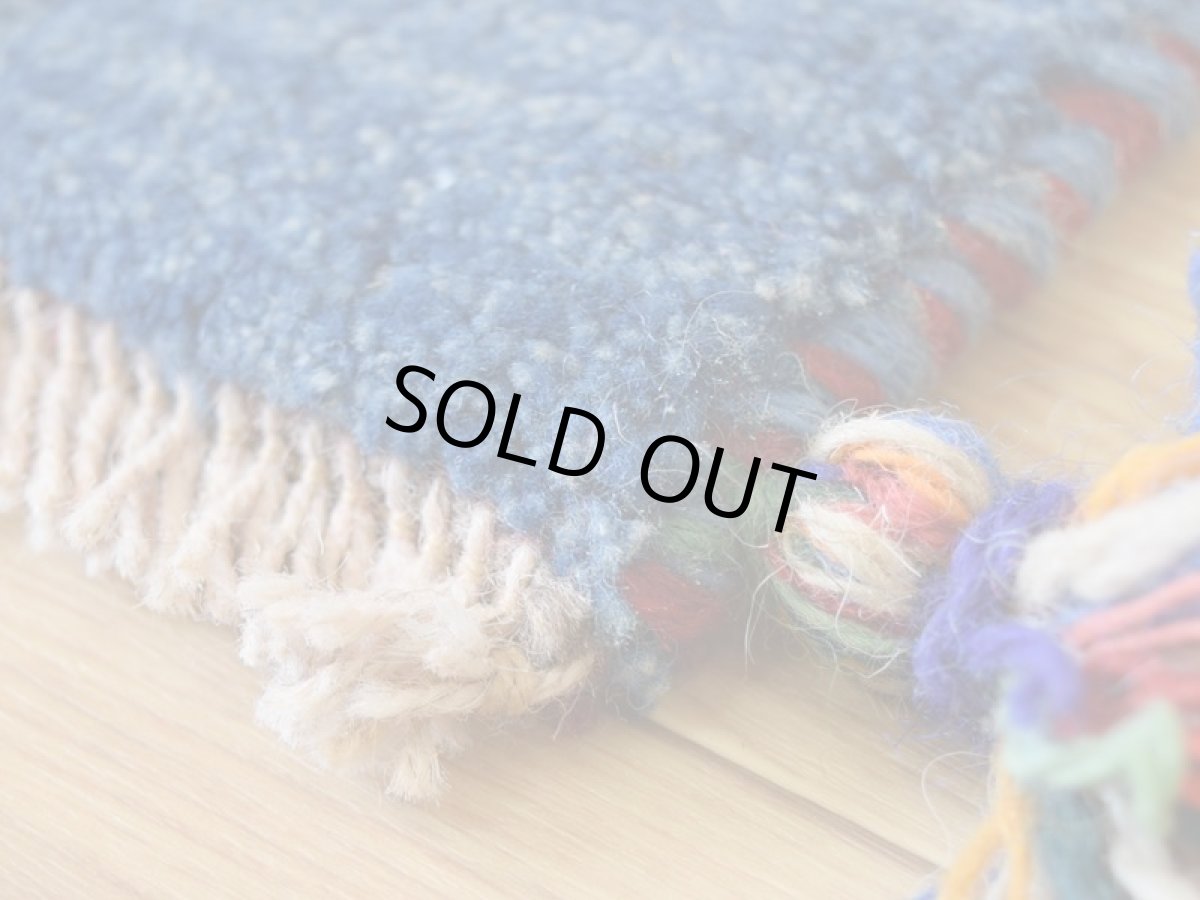 画像6: 新品 ペルシャ ギャッベ No.2504 - 40 × 41 cm 座布団 クッションサイズ ラグ チェアマット 肉厚 天然 ウール ギャベ 手織り ロルバフト ハンドメイド ラグ 絨毯 カーペット 無地 プレーン シンプルデザイン 青 ブルー 藍 インディゴブルー n-2504-040041s320a030 (6)