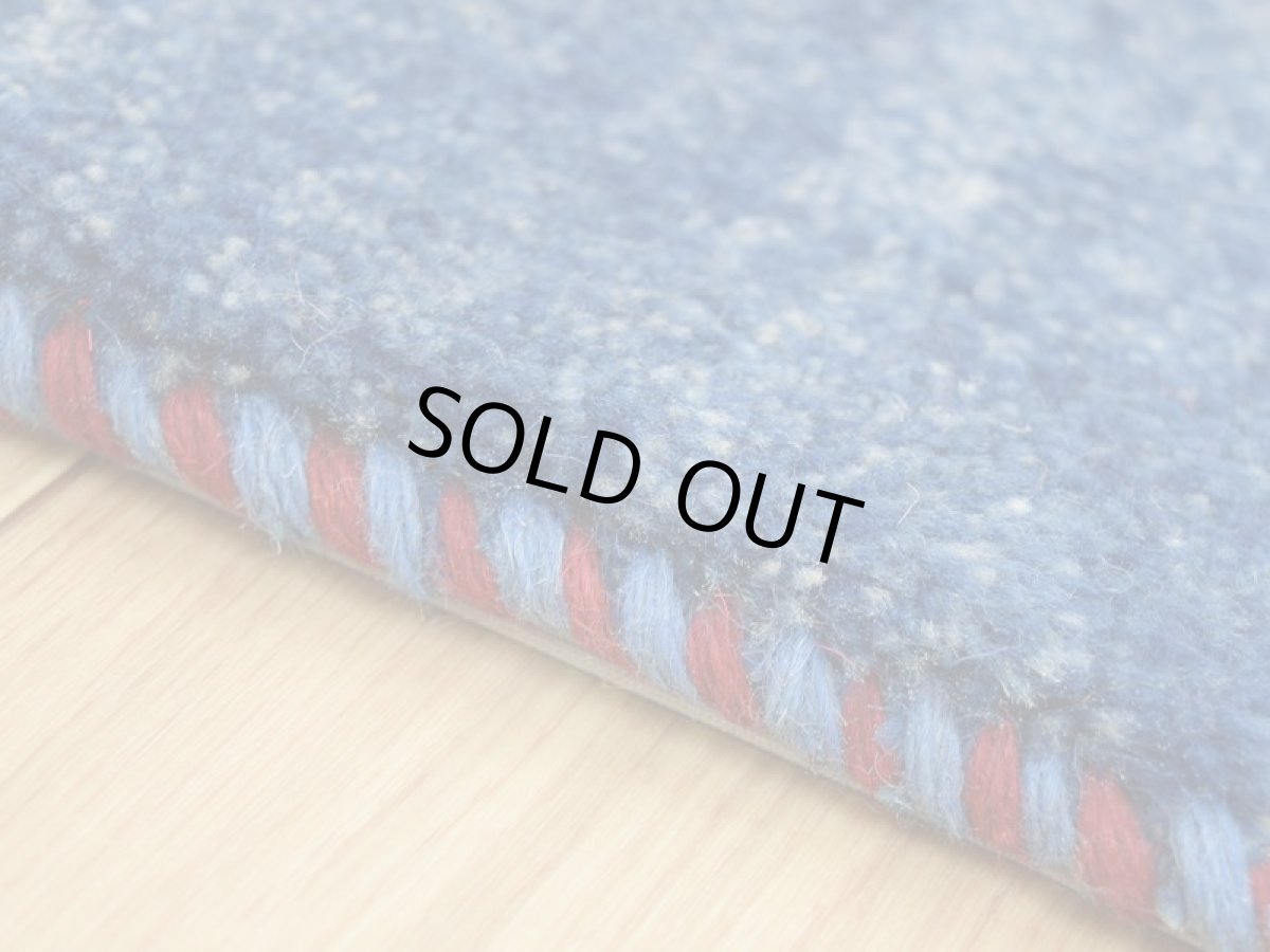 画像4: 新品 ペルシャ ギャッベ No.2504 - 40 × 41 cm 座布団 クッションサイズ ラグ チェアマット 肉厚 天然 ウール ギャベ 手織り ロルバフト ハンドメイド ラグ 絨毯 カーペット 無地 プレーン シンプルデザイン 青 ブルー 藍 インディゴブルー n-2504-040041s320a030 (4)