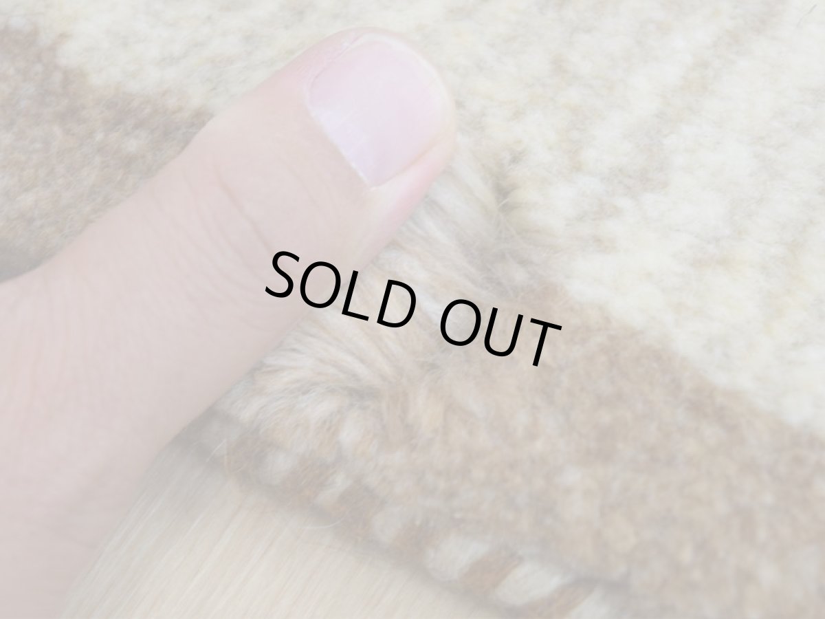 画像7: 新品 ペルシャ ギャッベ No.2516 - 44 × 45 cm 座布団 クッションサイズ ラグ チェアマット 肉厚 天然 ウール ギャベ 手織り ロルバフト ハンドメイド ラグ 絨毯 カーペット 生命の樹 女の子 動物 柄 生成り クリーム ベージュ 白 ホワイト系 原毛系 n-2516-044045s320a030 (7)