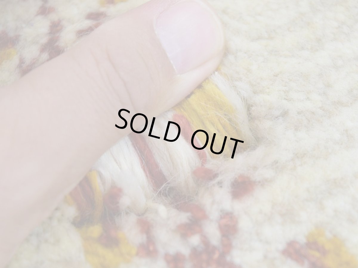 画像3: 新品 ペルシャ ギャッベ No.2516 - 44 × 45 cm 座布団 クッションサイズ ラグ チェアマット 肉厚 天然 ウール ギャベ 手織り ロルバフト ハンドメイド ラグ 絨毯 カーペット 生命の樹 女の子 動物 柄 生成り クリーム ベージュ 白 ホワイト系 原毛系 n-2516-044045s320a030 (3)