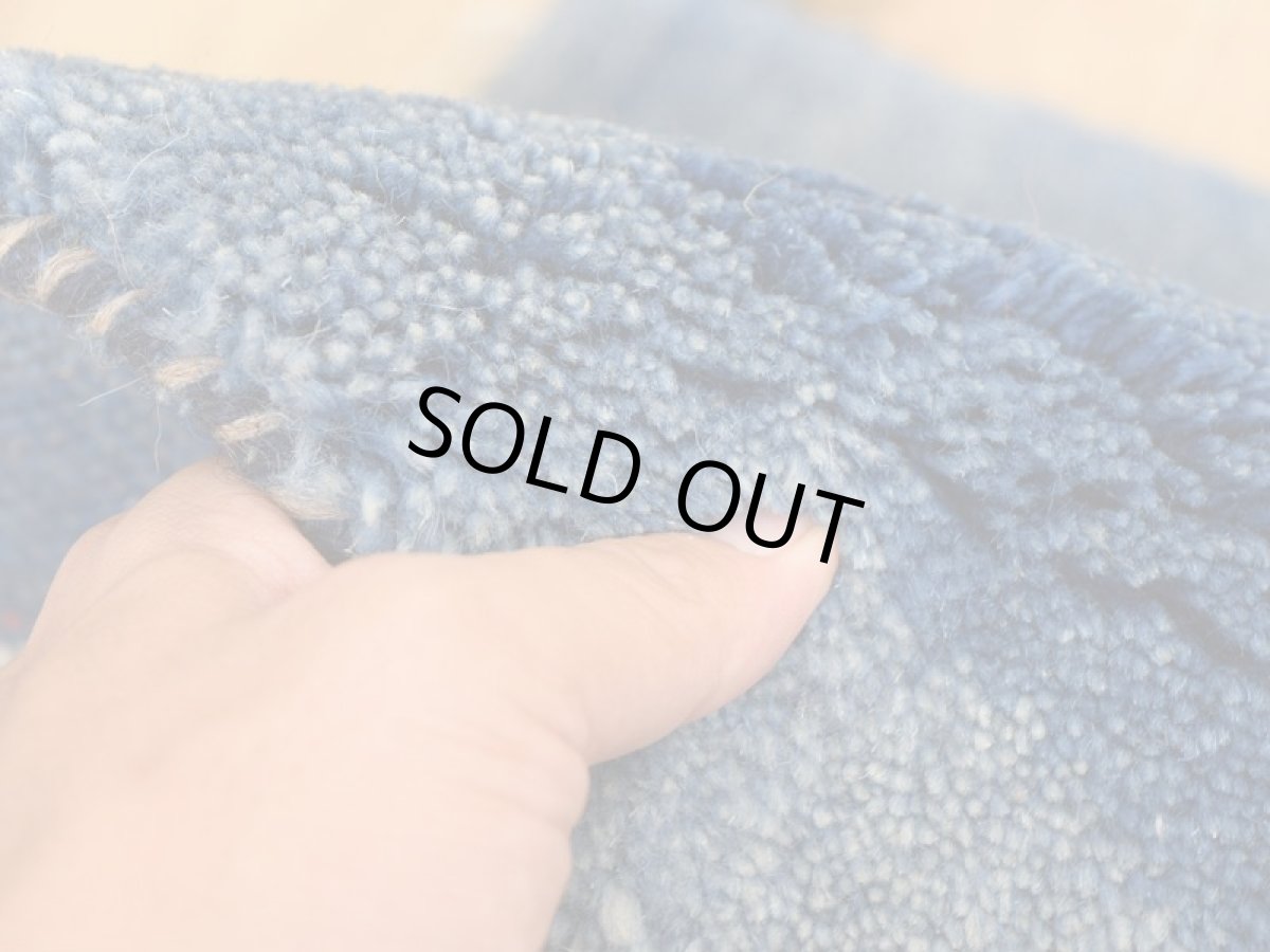 画像8: 新品 ペルシャ ギャッベ No.2503 - 42 × 43 cm 座布団 クッションサイズ ラグ チェアマット 肉厚 天然 ウール ギャベ 手織り ロルバフト ハンドメイド ラグ 絨毯 カーペット 生命の樹 動物 柄 青 ブルー 藍 インディゴブルー  n-2503-042043s320a030 (8)