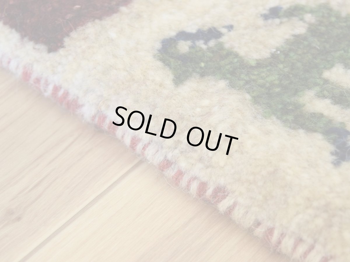 画像6: 新品 ペルシャ ギャッベ No.2521 - 48 × 46 cm 座布団 クッションサイズ ラグ チェアマット 肉厚 天然 ウール ギャベ 手織り ロルバフト ハンドメイド ラグ 絨毯 カーペット 生命の樹 動物 柄 生成り クリーム ベージュ 白 ホワイト系 原毛系 エンジ ブロックチェック パネルデザイン  n-2521-048046s320a030 (6)