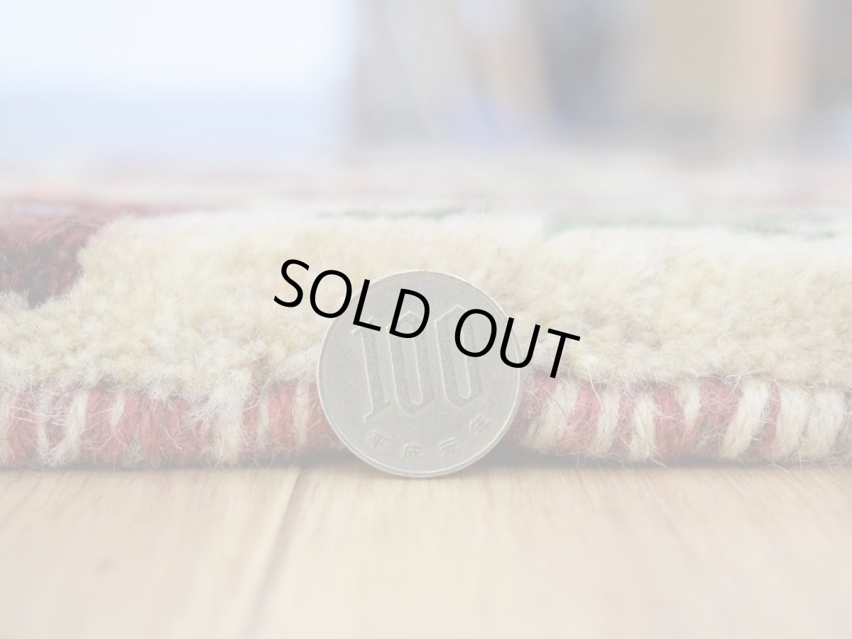 画像11: 新品 ペルシャ ギャッベ No.2521 - 48 × 46 cm 座布団 クッションサイズ ラグ チェアマット 肉厚 天然 ウール ギャベ 手織り ロルバフト ハンドメイド ラグ 絨毯 カーペット 生命の樹 動物 柄 生成り クリーム ベージュ 白 ホワイト系 原毛系 エンジ ブロックチェック パネルデザイン  n-2521-048046s320a030 (11)