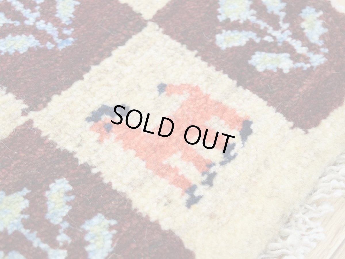 画像4: 新品 ペルシャ ギャッベ No.2521 - 48 × 46 cm 座布団 クッションサイズ ラグ チェアマット 肉厚 天然 ウール ギャベ 手織り ロルバフト ハンドメイド ラグ 絨毯 カーペット 生命の樹 動物 柄 生成り クリーム ベージュ 白 ホワイト系 原毛系 エンジ ブロックチェック パネルデザイン  n-2521-048046s320a030 (4)