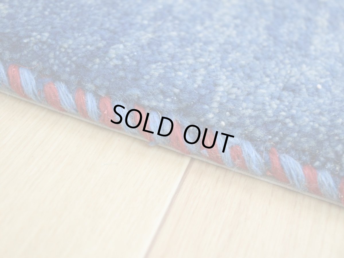 画像4: 新品 ペルシャ ギャッベ No.2506 - 41 × 41 cm 座布団 クッションサイズ ラグ チェアマット 肉厚 天然 ウール ギャベ 手織り ロルバフト ハンドメイド ラグ 絨毯 カーペット 無地 プレーン シンプルデザイン 青 ブルー 藍 インディゴブルー n-2506-041041s320a030 (4)