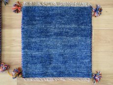 画像1: 新品 ペルシャ ギャッベ No.2504 - 40 × 41 cm 座布団 クッションサイズ ラグ チェアマット 肉厚 天然 ウール ギャベ 手織り ロルバフト ハンドメイド ラグ 絨毯 カーペット 無地 プレーン シンプルデザイン 青 ブルー 藍 インディゴブルー n-2504-040041s320a030 (1)