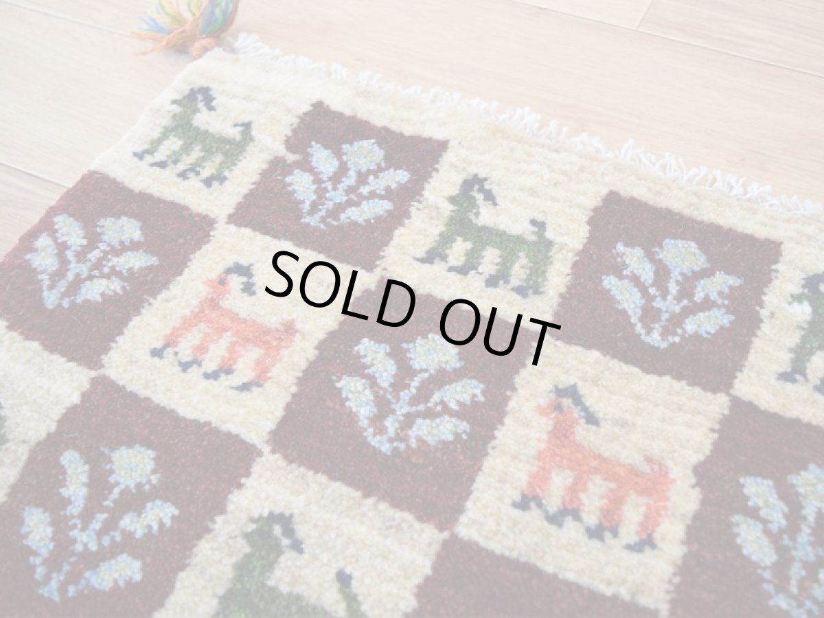 画像2: 新品 ペルシャ ギャッベ No.2521 - 48 × 46 cm 座布団 クッションサイズ ラグ チェアマット 肉厚 天然 ウール ギャベ 手織り ロルバフト ハンドメイド ラグ 絨毯 カーペット 生命の樹 動物 柄 生成り クリーム ベージュ 白 ホワイト系 原毛系 エンジ ブロックチェック パネルデザイン  n-2521-048046s320a030 (2)