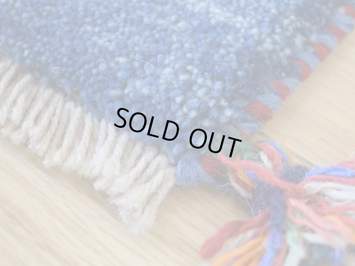 画像6: 新品 ペルシャ ギャッベ No.2506 - 41 × 41 cm 座布団 クッションサイズ ラグ チェアマット 肉厚 天然 ウール ギャベ 手織り ロルバフト ハンドメイド ラグ 絨毯 カーペット 無地 プレーン シンプルデザイン 青 ブルー 藍 インディゴブルー n-2506-041041s320a030 (6)