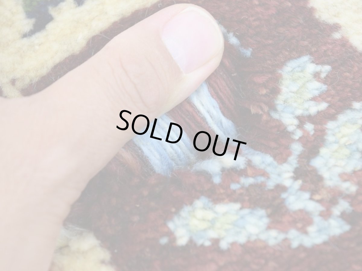 画像3: 新品 ペルシャ ギャッベ No.2521 - 48 × 46 cm 座布団 クッションサイズ ラグ チェアマット 肉厚 天然 ウール ギャベ 手織り ロルバフト ハンドメイド ラグ 絨毯 カーペット 生命の樹 動物 柄 生成り クリーム ベージュ 白 ホワイト系 原毛系 エンジ ブロックチェック パネルデザイン  n-2521-048046s320a030 (3)