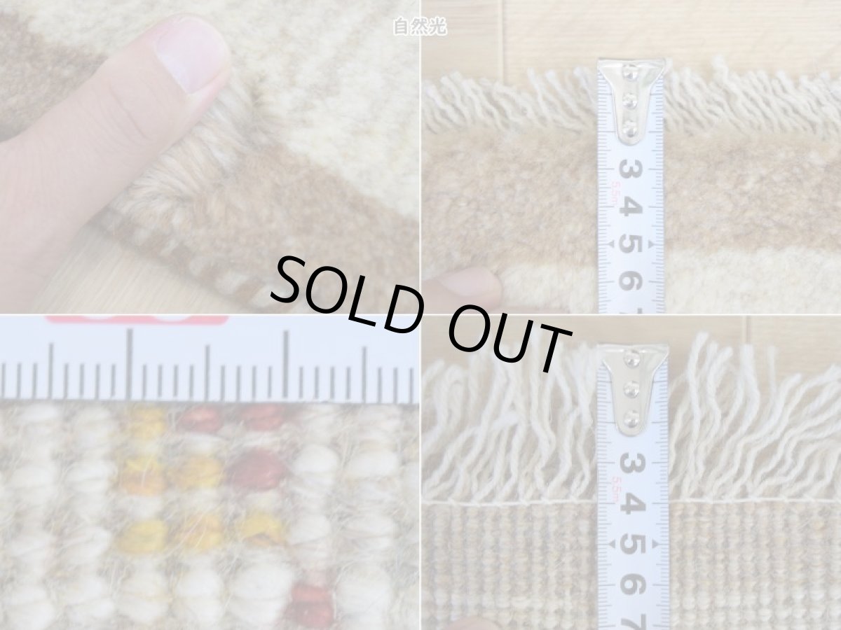 画像12: 新品 ペルシャ ギャッベ No.2516 - 44 × 45 cm 座布団 クッションサイズ ラグ チェアマット 肉厚 天然 ウール ギャベ 手織り ロルバフト ハンドメイド ラグ 絨毯 カーペット 生命の樹 女の子 動物 柄 生成り クリーム ベージュ 白 ホワイト系 原毛系 n-2516-044045s320a030 (12)