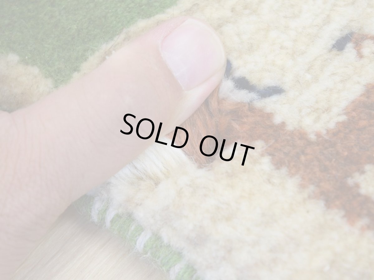 画像6: 新品 ペルシャ ギャッベ No.2534 - 48 × 46 cm 座布団 クッションサイズ ラグ チェアマット 肉厚 天然 ウール ギャベ 手織り ロルバフト ハンドメイド ラグ 絨毯 カーペット 生命の樹 動物 柄 生成り クリーム ベージュ 白 ホワイト系 原毛系 エンジ 緑 グリーン 青 ブルーブロックチェック パネルデザイン n-2534-048046s320a030 (6)