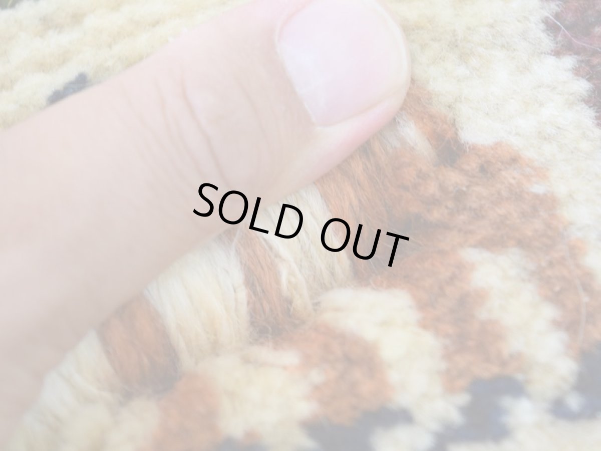 画像3: 新品 ペルシャ ギャッベ No.2534 - 48 × 46 cm 座布団 クッションサイズ ラグ チェアマット 肉厚 天然 ウール ギャベ 手織り ロルバフト ハンドメイド ラグ 絨毯 カーペット 生命の樹 動物 柄 生成り クリーム ベージュ 白 ホワイト系 原毛系 エンジ 緑 グリーン 青 ブルーブロックチェック パネルデザイン n-2534-048046s320a030 (3)