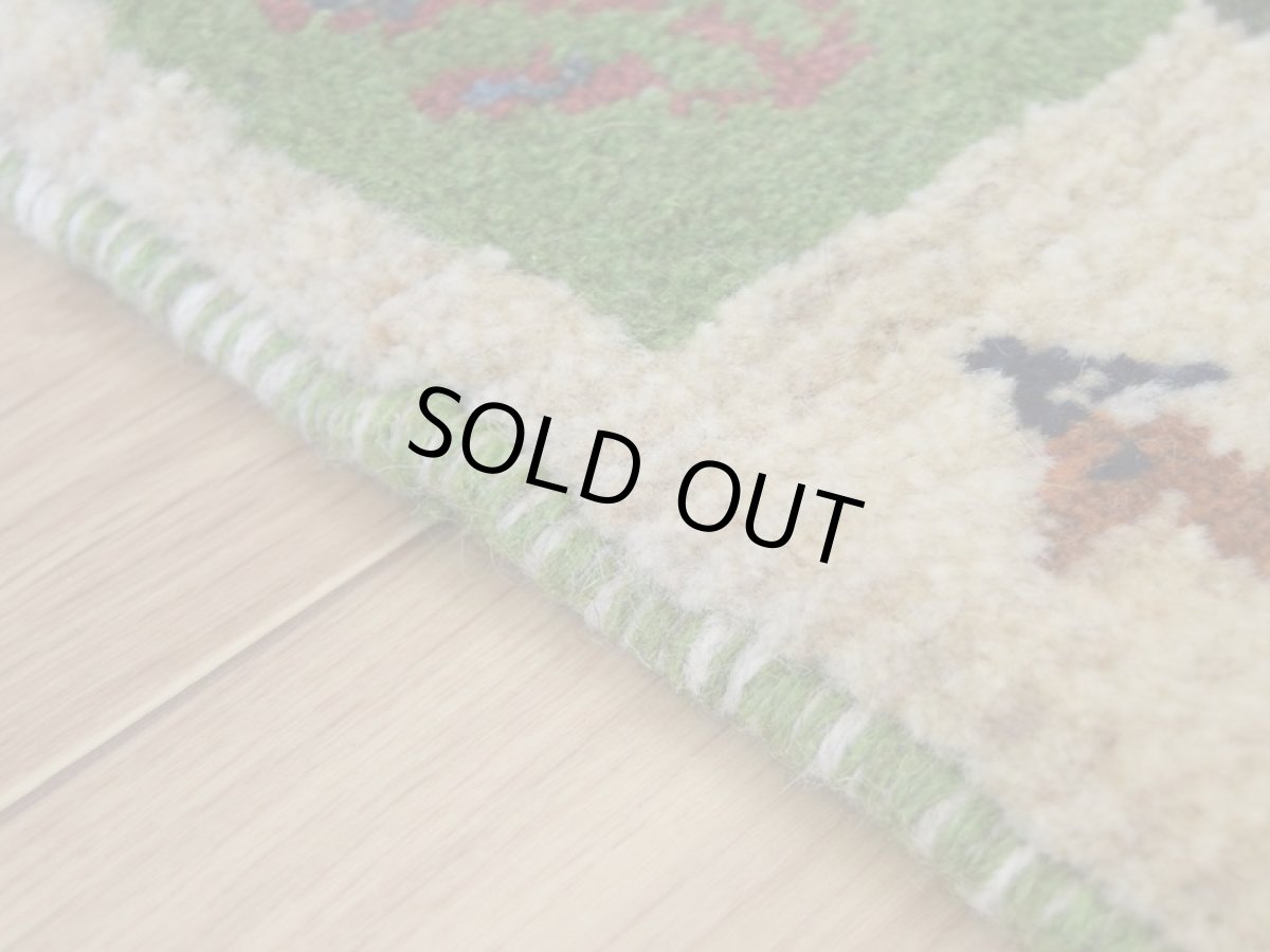 画像5: 新品 ペルシャ ギャッベ No.2534 - 48 × 46 cm 座布団 クッションサイズ ラグ チェアマット 肉厚 天然 ウール ギャベ 手織り ロルバフト ハンドメイド ラグ 絨毯 カーペット 生命の樹 動物 柄 生成り クリーム ベージュ 白 ホワイト系 原毛系 エンジ 緑 グリーン 青 ブルーブロックチェック パネルデザイン n-2534-048046s320a030 (5)