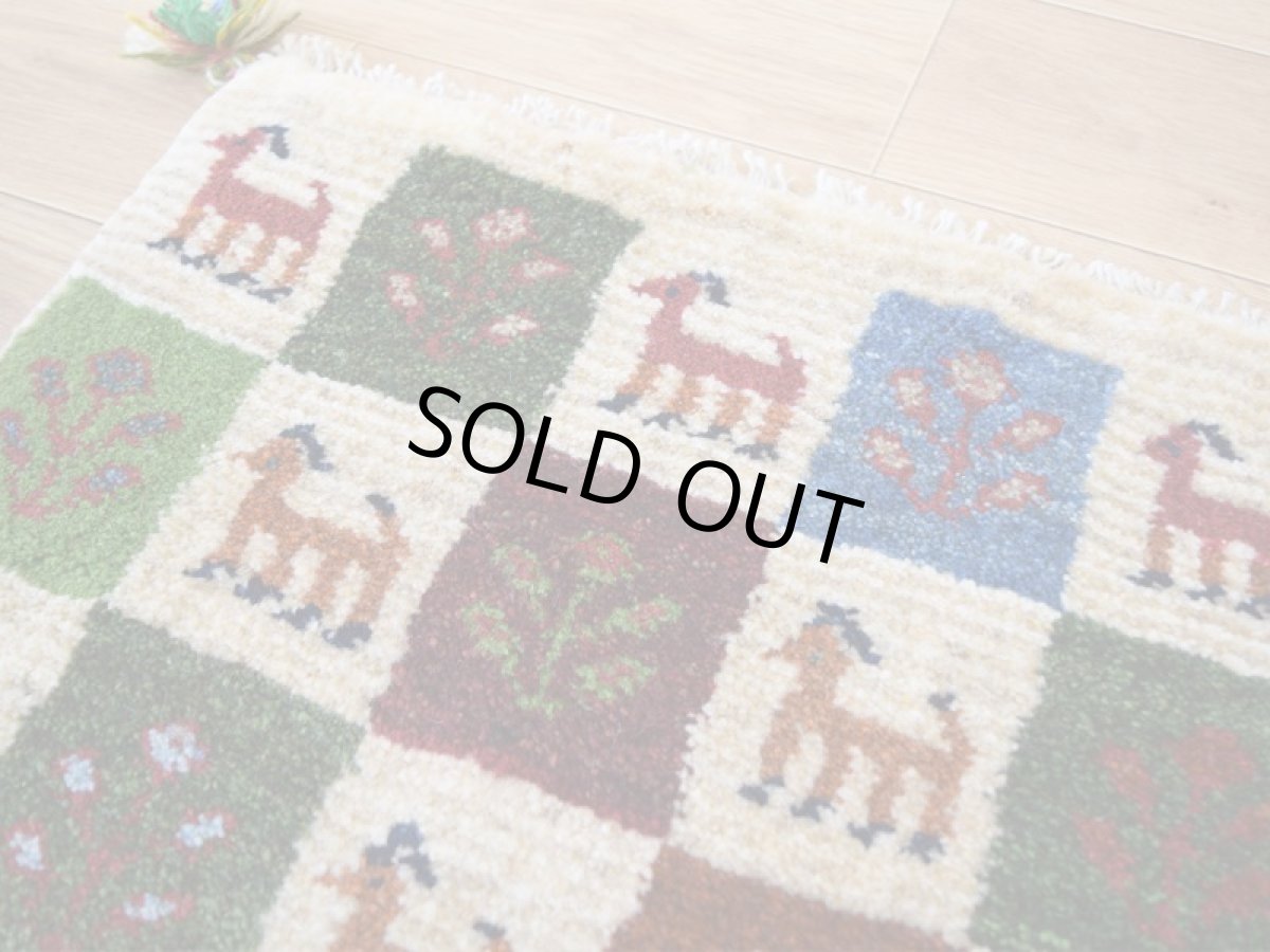 画像2: 新品 ペルシャ ギャッベ No.2534 - 48 × 46 cm 座布団 クッションサイズ ラグ チェアマット 肉厚 天然 ウール ギャベ 手織り ロルバフト ハンドメイド ラグ 絨毯 カーペット 生命の樹 動物 柄 生成り クリーム ベージュ 白 ホワイト系 原毛系 エンジ 緑 グリーン 青 ブルーブロックチェック パネルデザイン n-2534-048046s320a030 (2)