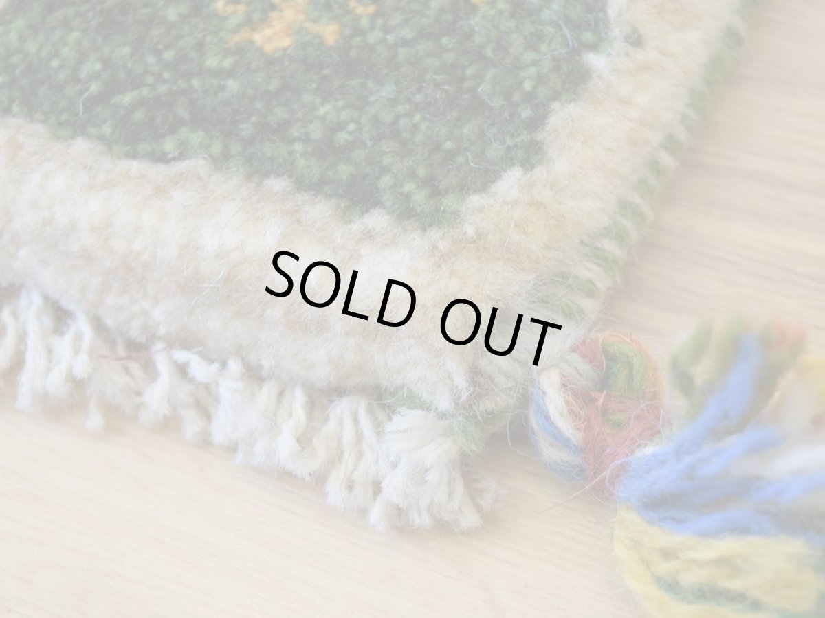 画像7: 新品 ペルシャ ギャッベ No.2534 - 48 × 46 cm 座布団 クッションサイズ ラグ チェアマット 肉厚 天然 ウール ギャベ 手織り ロルバフト ハンドメイド ラグ 絨毯 カーペット 生命の樹 動物 柄 生成り クリーム ベージュ 白 ホワイト系 原毛系 エンジ 緑 グリーン 青 ブルーブロックチェック パネルデザイン n-2534-048046s320a030 (7)