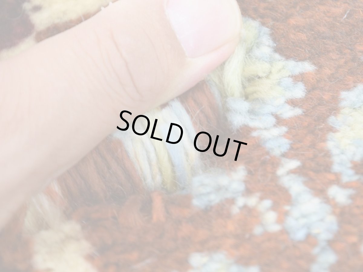 画像4: 新品 ペルシャ ギャッベ No.2534 - 48 × 46 cm 座布団 クッションサイズ ラグ チェアマット 肉厚 天然 ウール ギャベ 手織り ロルバフト ハンドメイド ラグ 絨毯 カーペット 生命の樹 動物 柄 生成り クリーム ベージュ 白 ホワイト系 原毛系 エンジ 緑 グリーン 青 ブルーブロックチェック パネルデザイン n-2534-048046s320a030 (4)