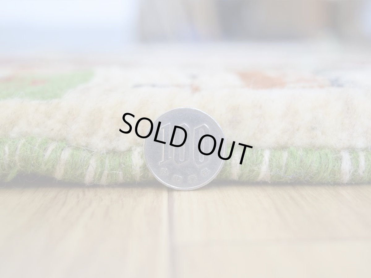 画像10: 新品 ペルシャ ギャッベ No.2534 - 48 × 46 cm 座布団 クッションサイズ ラグ チェアマット 肉厚 天然 ウール ギャベ 手織り ロルバフト ハンドメイド ラグ 絨毯 カーペット 生命の樹 動物 柄 生成り クリーム ベージュ 白 ホワイト系 原毛系 エンジ 緑 グリーン 青 ブルーブロックチェック パネルデザイン n-2534-048046s320a030 (10)