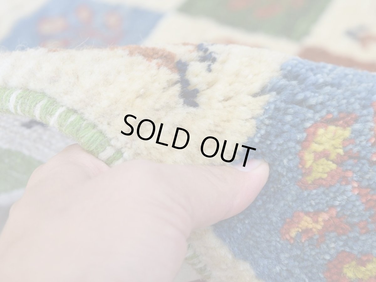 画像8: 新品 ペルシャ ギャッベ No.2534 - 48 × 46 cm 座布団 クッションサイズ ラグ チェアマット 肉厚 天然 ウール ギャベ 手織り ロルバフト ハンドメイド ラグ 絨毯 カーペット 生命の樹 動物 柄 生成り クリーム ベージュ 白 ホワイト系 原毛系 エンジ 緑 グリーン 青 ブルーブロックチェック パネルデザイン n-2534-048046s320a030 (8)