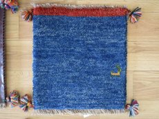 画像1: 新品 ペルシャ ギャッベ No.2554 - 43 × 41 cm 座布団 クッションサイズ ラグ チェアマット 肉厚 天然 ウール ギャベ 手織り ロルバフト ハンドメイド ラグ 絨毯 カーペット 動物 アニマル 柄 ワンポイント シンプルデザイン 赤 レッド 青 ブルー 藍 インディゴブルー n-2554-043041s320a030 (1)