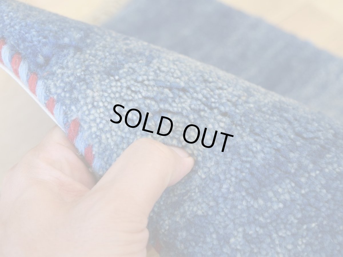 画像7: 新品 ペルシャ ギャッベ No.2551 - 40 × 42 cm 座布団 クッションサイズ ラグ チェアマット 肉厚 天然 ウール ギャベ 手織り ロルバフト ハンドメイド ラグ 絨毯 カーペット 無地 プレーン シンプルデザイン 赤 レッド 青 ブルー 藍 インディゴブルー n-2551-040042s320a030-0 (7)