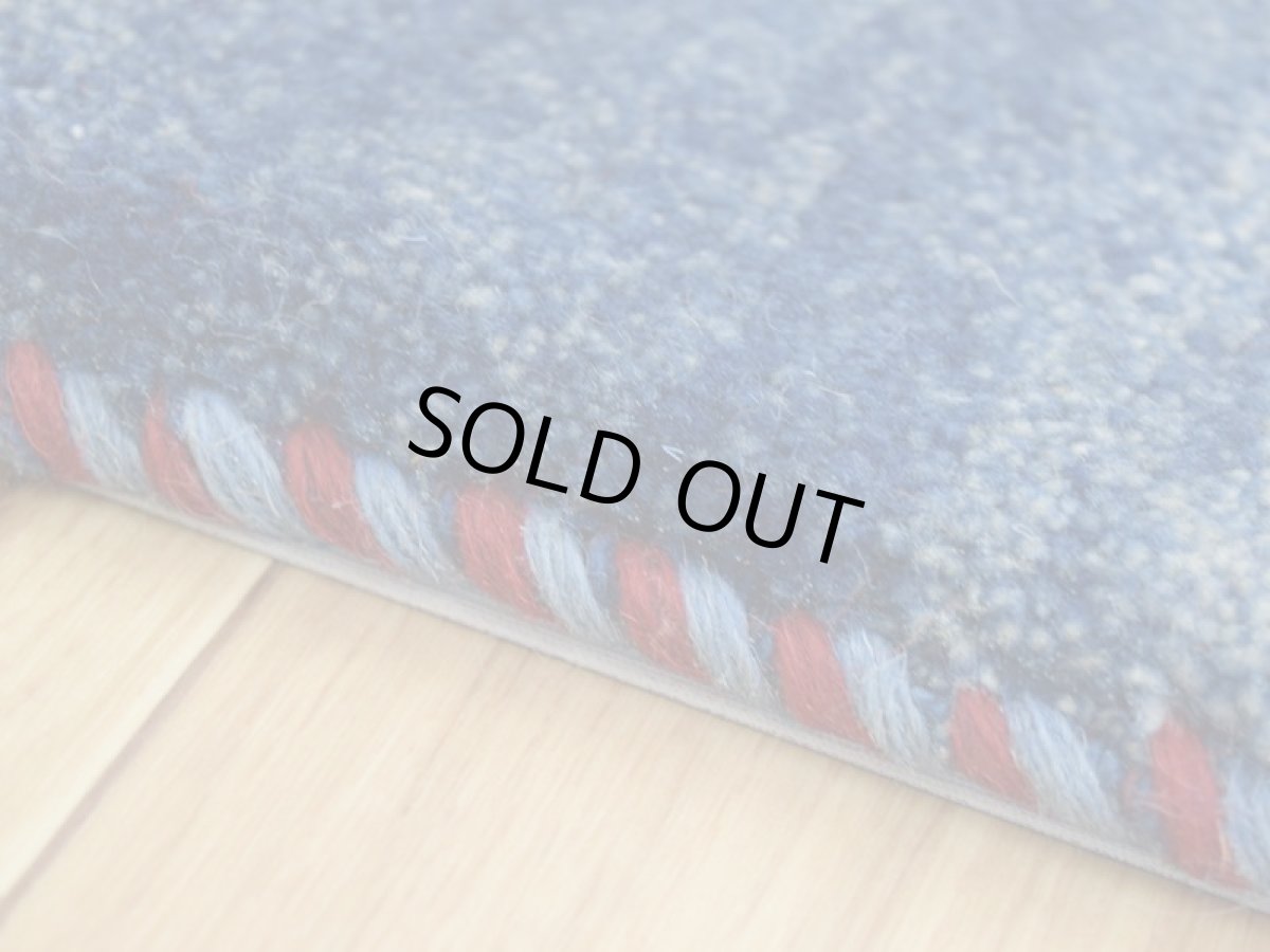 画像4: 新品 ペルシャ ギャッベ No.2551 - 40 × 42 cm 座布団 クッションサイズ ラグ チェアマット 肉厚 天然 ウール ギャベ 手織り ロルバフト ハンドメイド ラグ 絨毯 カーペット 無地 プレーン シンプルデザイン 赤 レッド 青 ブルー 藍 インディゴブルー n-2551-040042s320a030-0 (4)