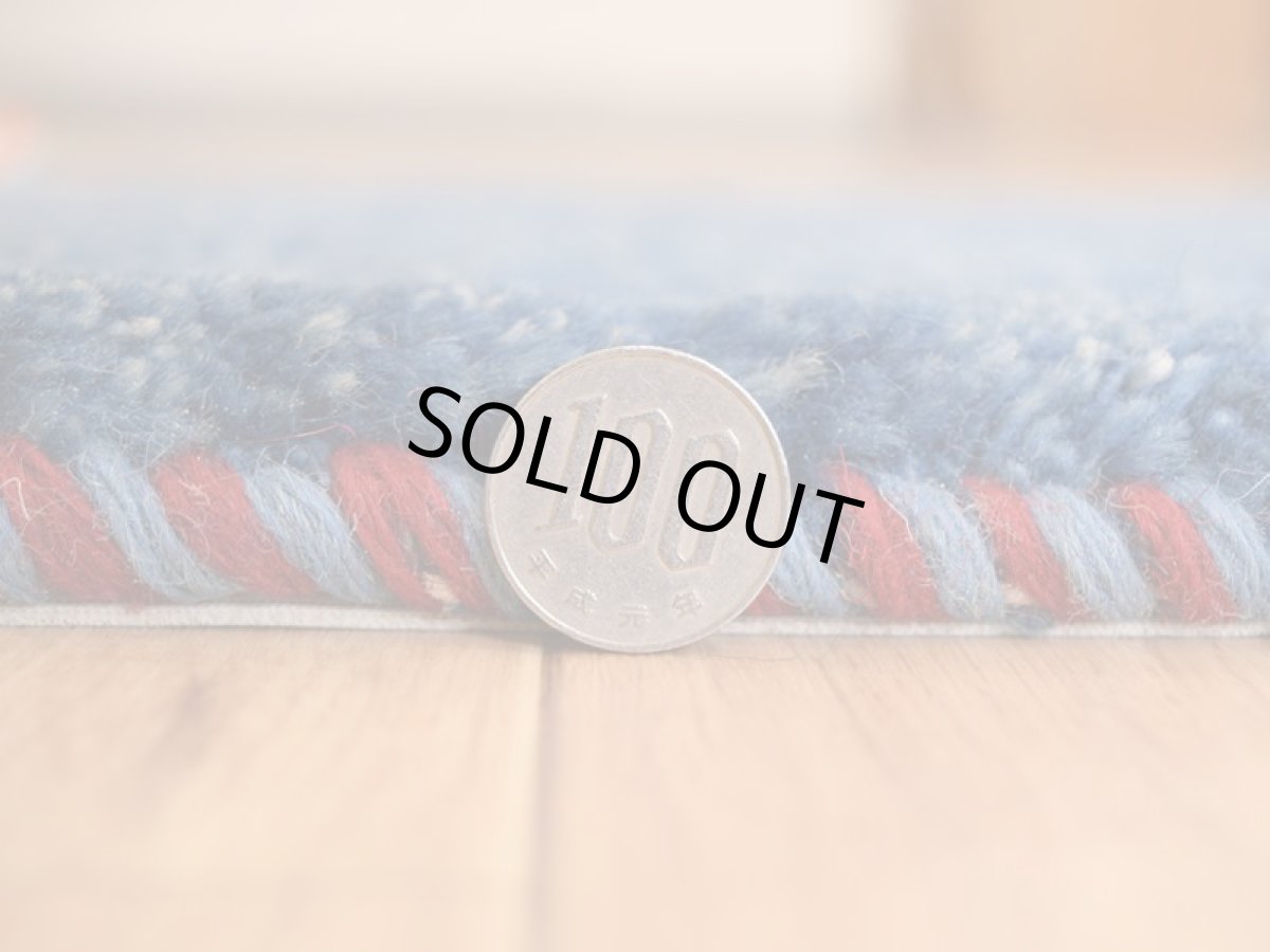 画像10: 新品 ペルシャ ギャッベ No.2522 - 43 × 41 cm 座布団 クッションサイズ ラグ チェアマット 肉厚 天然 ウール ギャベ 手織り ロルバフト ハンドメイド ラグ 絨毯 カーペット 無地 プレーン シンプルデザイン 赤 レッド 青 ブルー 藍 インディゴブルー n-2522-043041s320a030-0 (10)