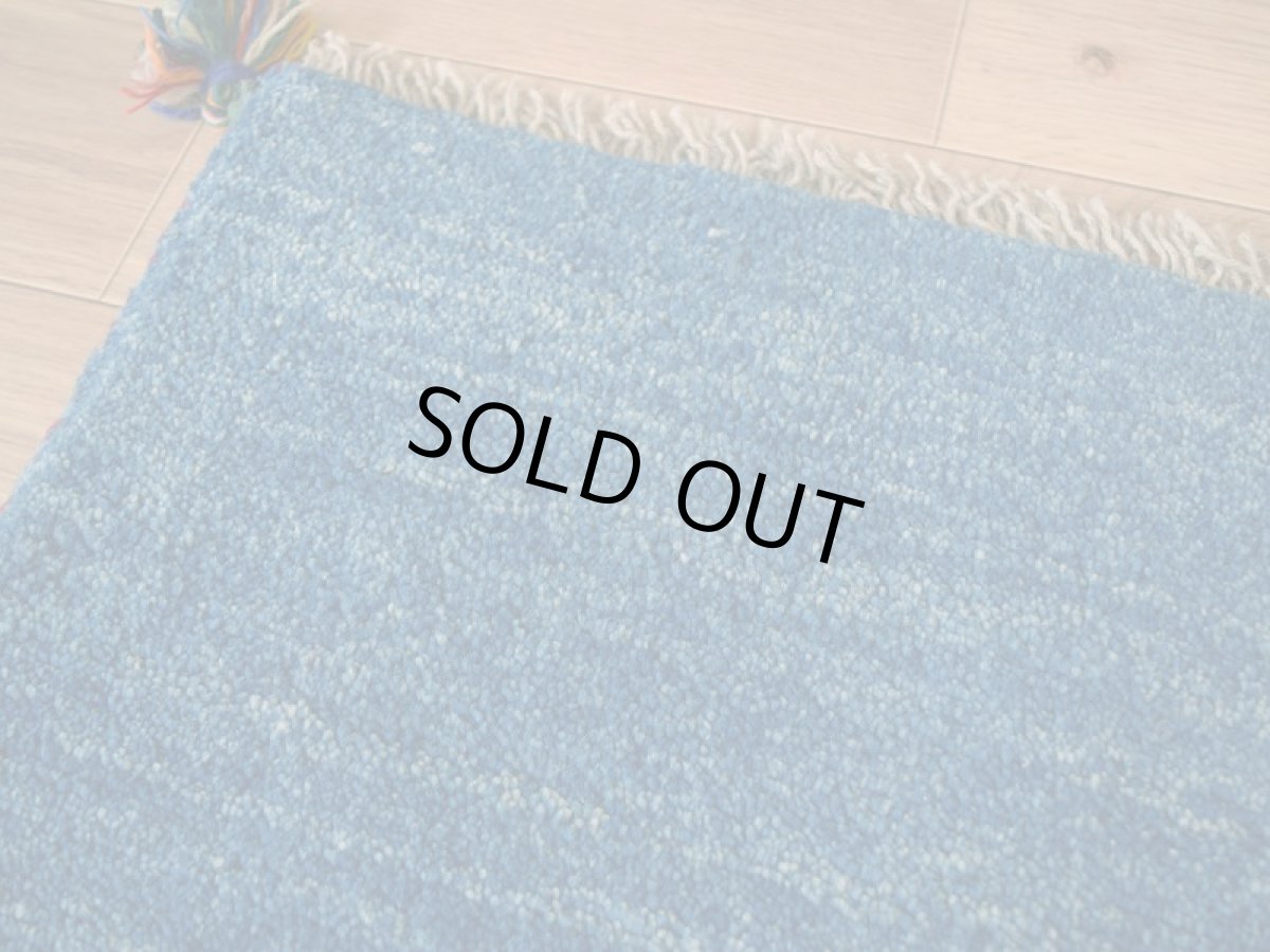 画像2: 新品 ペルシャ ギャッベ No.2522 - 43 × 41 cm 座布団 クッションサイズ ラグ チェアマット 肉厚 天然 ウール ギャベ 手織り ロルバフト ハンドメイド ラグ 絨毯 カーペット 無地 プレーン シンプルデザイン 赤 レッド 青 ブルー 藍 インディゴブルー n-2522-043041s320a030-0 (2)