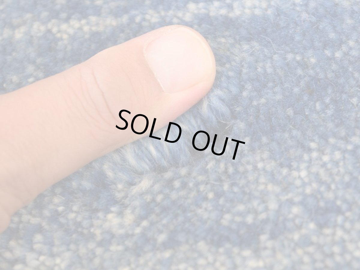 画像3: 新品 ペルシャ ギャッベ No.2551 - 40 × 42 cm 座布団 クッションサイズ ラグ チェアマット 肉厚 天然 ウール ギャベ 手織り ロルバフト ハンドメイド ラグ 絨毯 カーペット 無地 プレーン シンプルデザイン 赤 レッド 青 ブルー 藍 インディゴブルー n-2551-040042s320a030-0 (3)