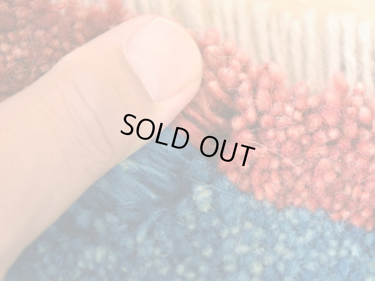 画像4: 新品 ペルシャ ギャッベ No.2522 - 43 × 41 cm 座布団 クッションサイズ ラグ チェアマット 肉厚 天然 ウール ギャベ 手織り ロルバフト ハンドメイド ラグ 絨毯 カーペット 無地 プレーン シンプルデザイン 赤 レッド 青 ブルー 藍 インディゴブルー n-2522-043041s320a030-0 (4)