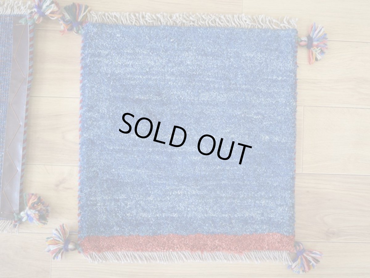 画像1: 新品 ペルシャ ギャッベ No.2522 - 43 × 41 cm 座布団 クッションサイズ ラグ チェアマット 肉厚 天然 ウール ギャベ 手織り ロルバフト ハンドメイド ラグ 絨毯 カーペット 無地 プレーン シンプルデザイン 赤 レッド 青 ブルー 藍 インディゴブルー n-2522-043041s320a030-0 (1)