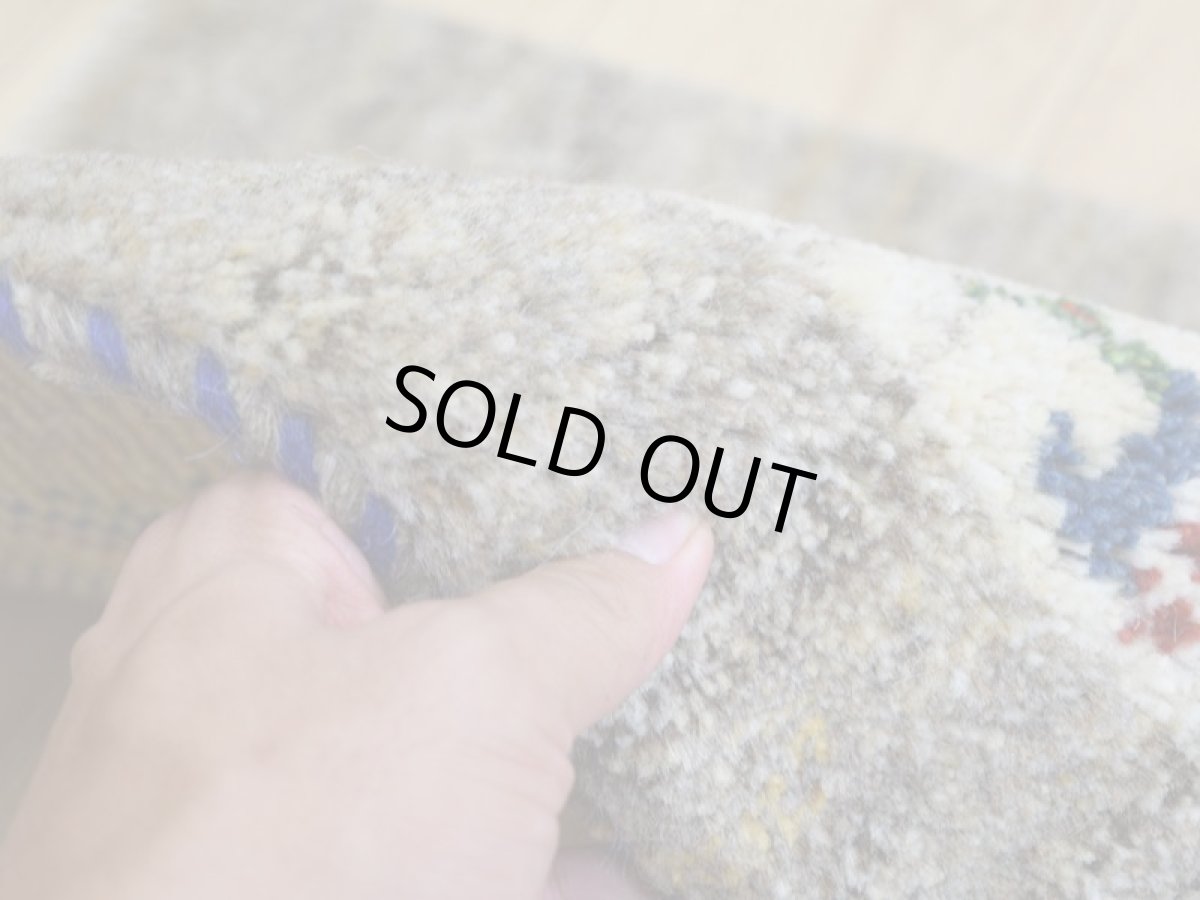 画像10: 新品 ペルシャ ギャッベ No.2535 - 43 × 42 cm 座布団 クッションサイズ ラグ チェアマット 肉厚 天然 ウール ギャベ 手織り ロルバフト ハンドメイド ラグ 絨毯 カーペット 生命の樹 動物 柄 生成り クリーム ベージュ 白 ホワイト系 原毛系 n-2535-043042s320a030 (10)