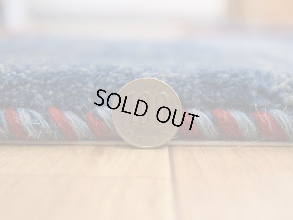 画像9: 新品 ペルシャ ギャッベ No.2551 - 40 × 42 cm 座布団 クッションサイズ ラグ チェアマット 肉厚 天然 ウール ギャベ 手織り ロルバフト ハンドメイド ラグ 絨毯 カーペット 無地 プレーン シンプルデザイン 赤 レッド 青 ブルー 藍 インディゴブルー n-2551-040042s320a030-0 (9)